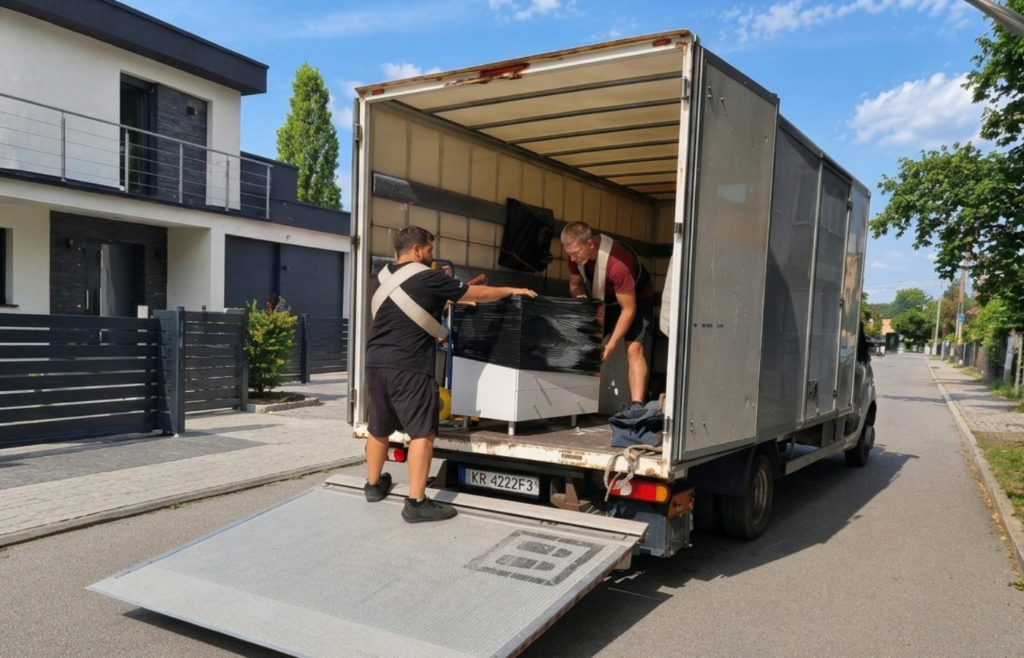 Jak spakować mieszkanie przed przeprowadzką w Warszawie? Kompletny poradnik + szybka wycena 2 Profesjonalny załadunek mebli do samochodu transportowego